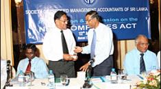 President of CMA Sri Lanka, Presenting a gift to Mr. K. Kanag - Isvaran. Presentation & Discussion on The New Companies ACT at Hotel Taj Samudra
