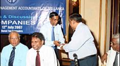 President of CMA Sri Lanka, Presenting a gift to Mr. Fred Puvimansinghe. Presentation & Discussion on The New Companies ACT at Hotel Taj Samudra