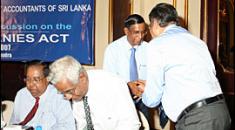 President of CMA Sri Lanka, Presenting a gift to Mr. Mahen Dayananda. Presentation & Discussion on The New Companies ACT at Hotel Taj Samudra
