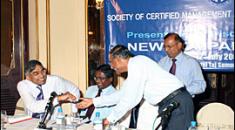 President of CMA Sri Lanka, Presenting a gift to Mr. Ranjan Casie Chetty. Presentation & Discussion on The New Companies ACT at Hotel Taj Samudra